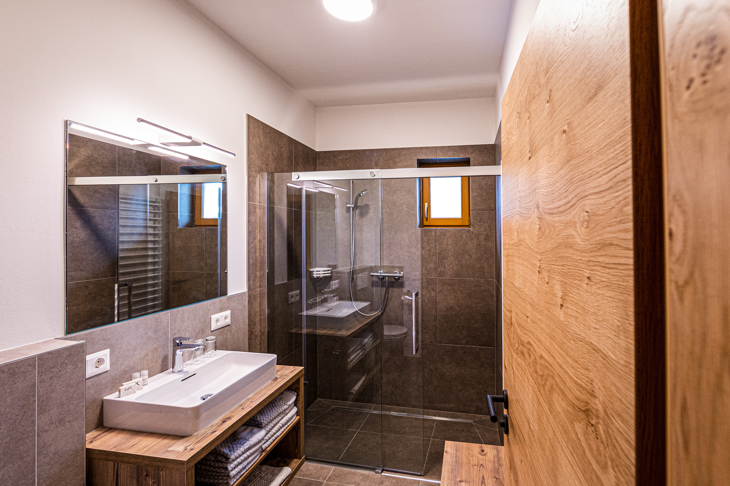 Modernes Badezimmer nach Sanierung mit stilvoller Einrichtung